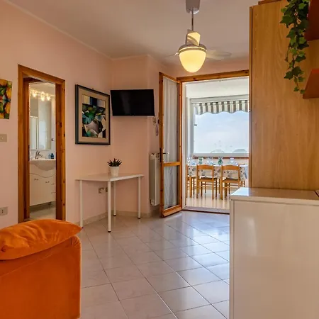Lido Degli Estensi Terrace Apartment *